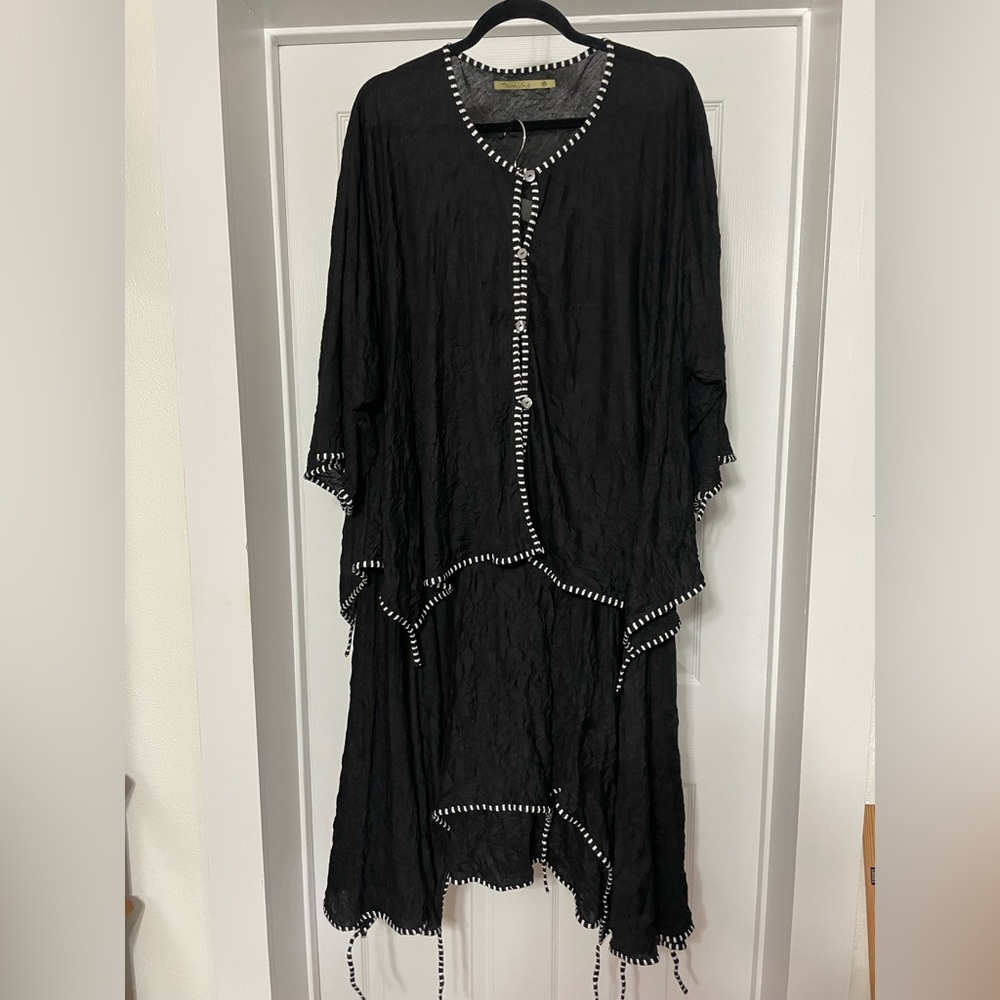 Designer Tara Vao Jacket & Skirt Set Size 1X. Black Crinkle White & Black Trim